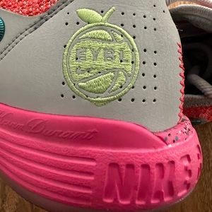 NIKE KD 11 EYBL GS - **RARE** Youth Basketball Sneaker - size 5